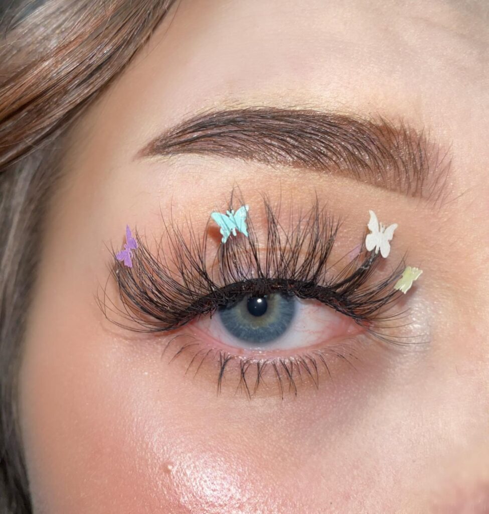 How to Get a Natural Look with False Eyelashes